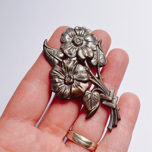 Vintage 1930s Brooch Sculptural Floral Signed U Silver Tone Pin - Picture 2 of 9